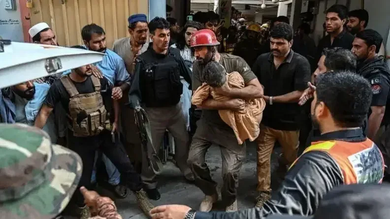 Mueren más de 30 niños y un maestro en Pakistán tras el derrumbe del techo de una escuela