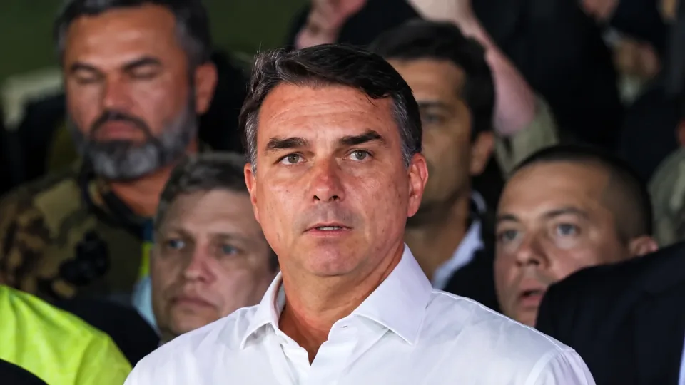 Flávio Bolsonaro no reconoce la victoria de Lula y anuncia que pedirá anular las elecciones