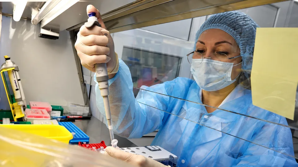 Alerta en Rusia: murió una investigadora y aislaron a 200 personas por un posible contagio de peste neumónica