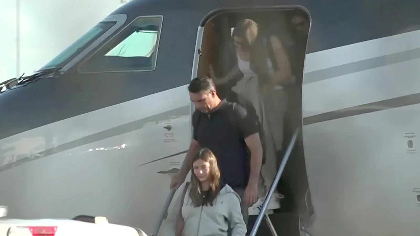 Flávio Bolsonaro llega a Miami en avión privado tras salir de Brasil por la Triple Frontera