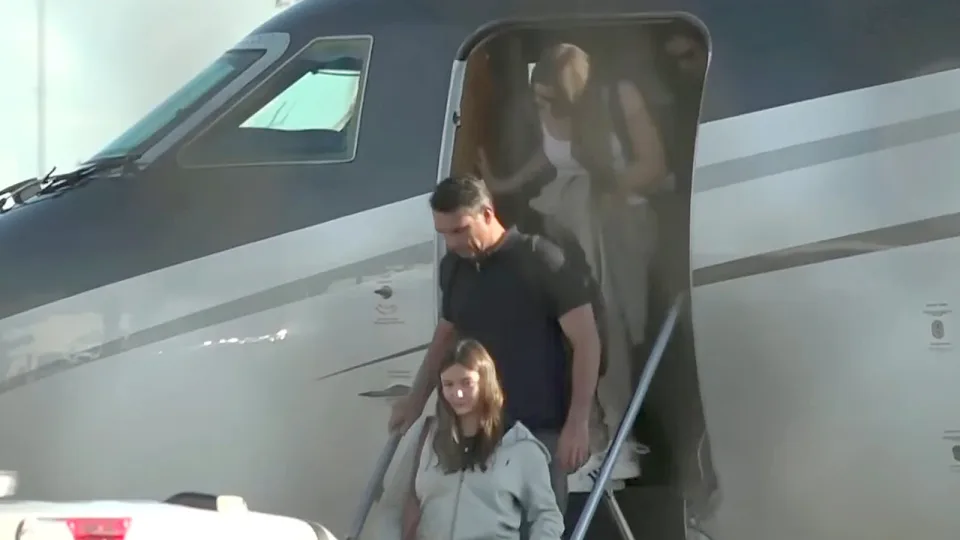 Flávio Bolsonaro llega a Miami en avión privado tras salir de Brasil por la Triple Frontera