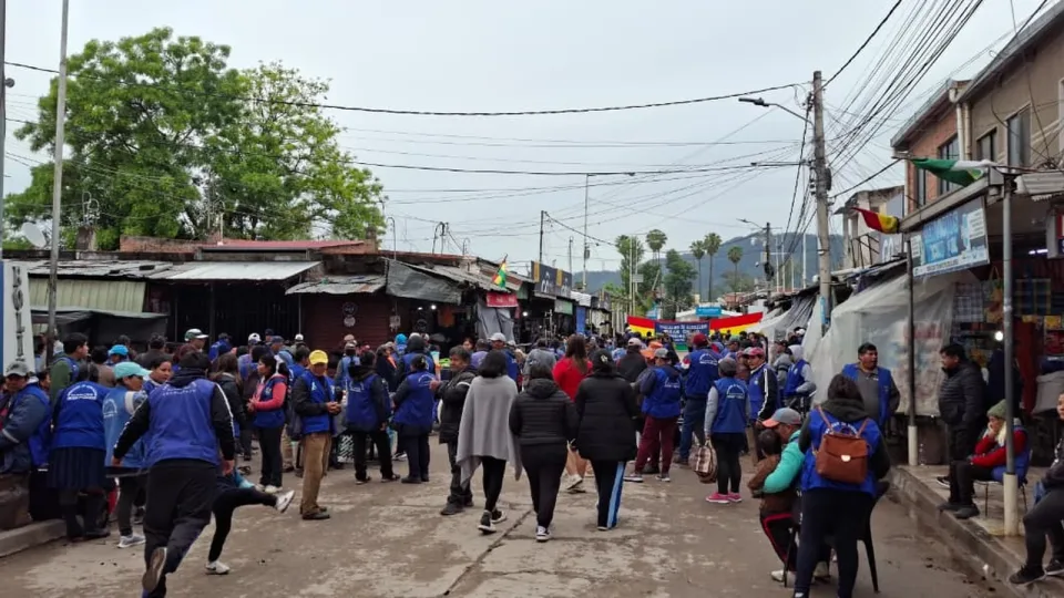 Bagalleros bloquean 24 horas el Puente Internacional y advierten que podrían endurecer la protesta