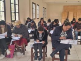 Curso virtual llegó a los municipios del Chaco y la capital La modalidad virtual se llevó adelante mediante la plataforma educativa Demodiversidad del Tribunal Supremo Electoral (TSE), con la participación de 263 personas de los municipios de Tarija, Yacuiba, Villa Montes y Bermejo, organizadas en nueve paralelos. Este formato permitió una formación flexible y continua, con acceso a contenidos teóricos y prácticos de forma remota, fortaleciendo la preparación de las y los interesados en ejercer funciones notariales electorales. Capacitación presencial se realizó en los 11 municipios El curso presencial se desarrolló del 9 de abril al 31 de mayo, en los once municipios del departamento. Contó con la asistencia de 293 personas, de las cuales 282 concluyeron exitosamente la formación tras aprobar la evaluación final. Durante las sesiones se abordaron temas como las atribuciones del notario electoral, el cronograma electoral, la organización del recinto, y el llenado correcto del acta electoral, considerado esencial para la validez del proceso. Simulacro electoral y evaluación final garantizan preparación práctica La capacitación incluyó un simulacro de jornada electoral para reforzar la comprensión práctica de las tareas que deben ejecutarse antes, durante y después de la votación. Además, se aplicó una evaluación escrita para verificar el aprendizaje. Este curso contribuye a fortalecer las capacidades ciudadanas en el ámbito electoral, conformando un banco de postulantes capacitados para asumir funciones notariales en futuros procesos.