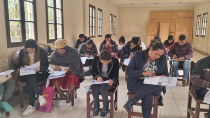 Curso virtual llegó a los municipios del Chaco y la capital La modalidad virtual se llevó adelante mediante la plataforma educativa Demodiversidad del Tribunal Supremo Electoral (TSE), con la participación de 263 personas de los municipios de Tarija, Yacuiba, Villa Montes y Bermejo, organizadas en nueve paralelos. Este formato permitió una formación flexible y continua, con acceso a contenidos teóricos y prácticos de forma remota, fortaleciendo la preparación de las y los interesados en ejercer funciones notariales electorales. Capacitación presencial se realizó en los 11 municipios El curso presencial se desarrolló del 9 de abril al 31 de mayo, en los once municipios del departamento. Contó con la asistencia de 293 personas, de las cuales 282 concluyeron exitosamente la formación tras aprobar la evaluación final. Durante las sesiones se abordaron temas como las atribuciones del notario electoral, el cronograma electoral, la organización del recinto, y el llenado correcto del acta electoral, considerado esencial para la validez del proceso. Simulacro electoral y evaluación final garantizan preparación práctica La capacitación incluyó un simulacro de jornada electoral para reforzar la comprensión práctica de las tareas que deben ejecutarse antes, durante y después de la votación. Además, se aplicó una evaluación escrita para verificar el aprendizaje. Este curso contribuye a fortalecer las capacidades ciudadanas en el ámbito electoral, conformando un banco de postulantes capacitados para asumir funciones notariales en futuros procesos.