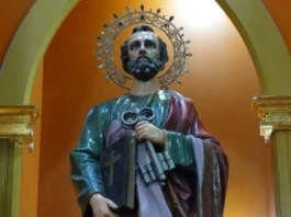 Imagen de la imagen sagrada de San Pedro Apóstol durante la procesión patronal en Yacuiba, Bolivia.