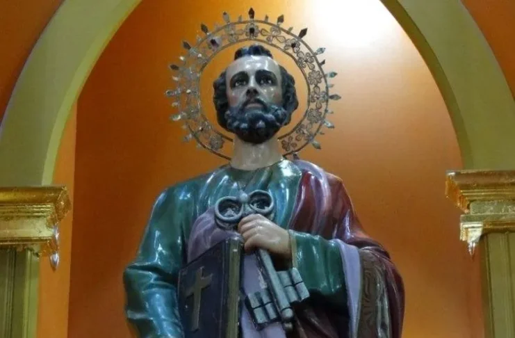 Imagen de la imagen sagrada de San Pedro Apóstol durante la procesión patronal en Yacuiba, Bolivia.