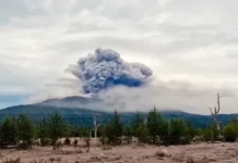 Entra en erupción un volcán en Rusia tras el potente terremoto que provocó evacuaciones y alertas de tsunami