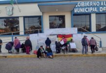 Adultos mayores en Yacuiba inician huelga de hambre frente a la Alcaldía exigiendo justicia en la distribución de puestos del mercado